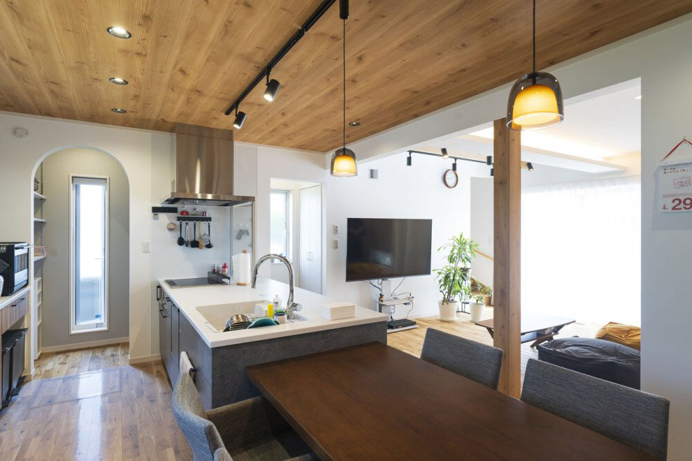 高勝の家 【間取り図有】無垢床と吹き抜けが心地いい住まい。便利な家事動線や趣味スペースも叶って大満足の建築実例画像3