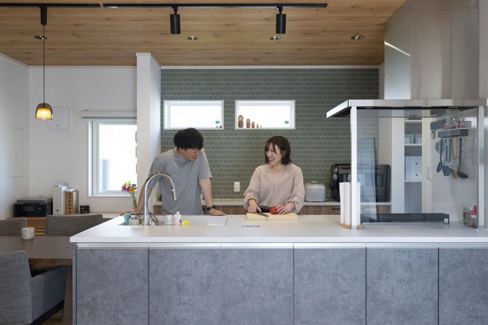 高勝の家 【間取り図有】無垢床と吹き抜けが心地いい住まい。便利な家事動線や趣味スペースも叶って大満足の建築実例画像4