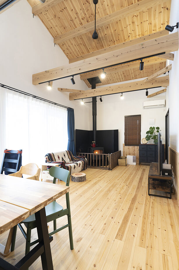 高勝の家 【間取り図有｜吹き抜け｜薪ストーブ】子どもの感性が育つ、木のある暮らし。休日は家族でBBQもの建築実例画像2