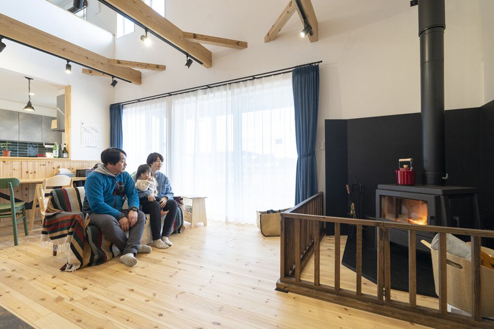 高勝の家 【間取り図有｜吹き抜け｜薪ストーブ】子どもの感性が育つ、木のある暮らし。休日は家族でBBQもの建築実例画像3