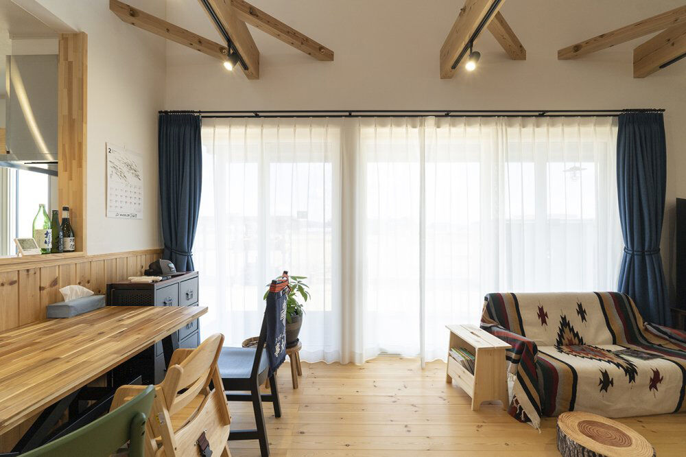 高勝の家 【間取り図有｜吹き抜け｜薪ストーブ】子どもの感性が育つ、木のある暮らし。休日は家族でBBQもの建築実例画像6