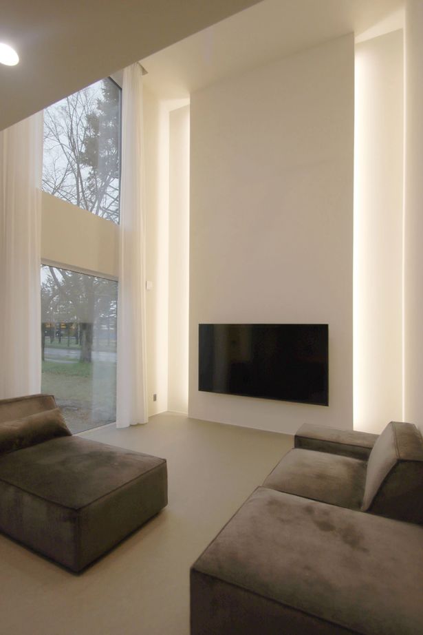 ジョイフルホーム 【札幌市/3LDK間取図あり/4500~5000万円】らせん階段、インナーガレージのあるモダンな邸宅の建築実例画像2