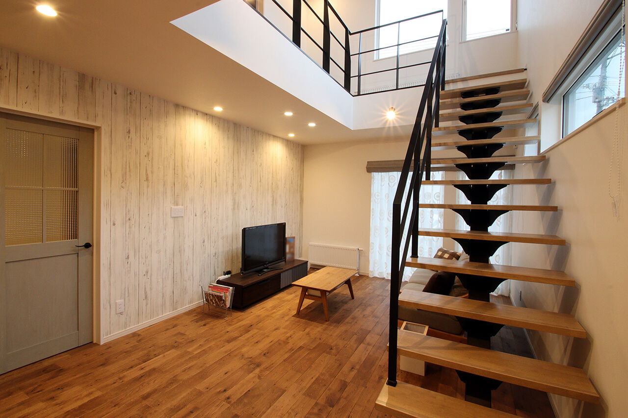 ジョイフルホーム 【札幌市／2500～2999万円／吹抜け／スケルトン階段】お気に入りの家具が映える、スタイリッシュな家が完成の建築実例画像2