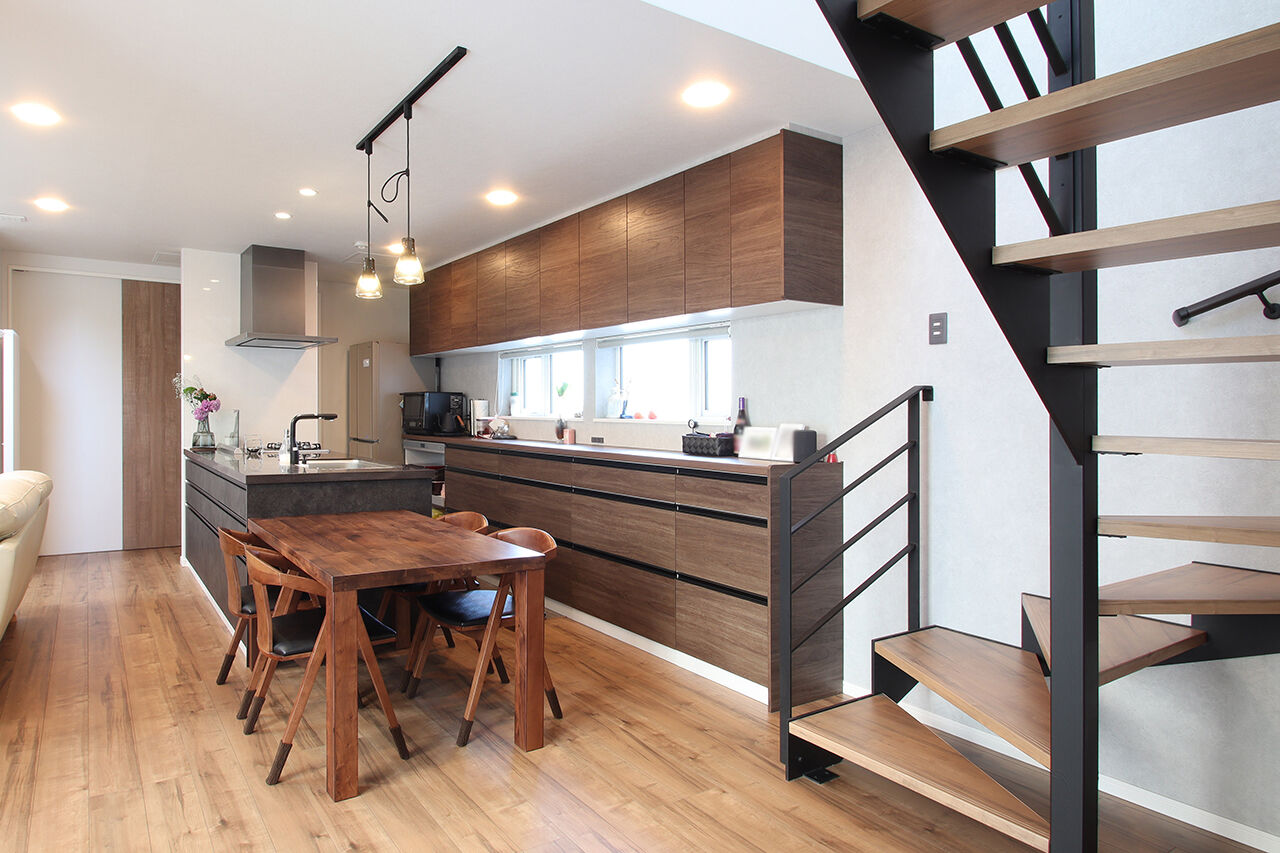 ジョイフルホーム 【札幌市／3000～3499万円／吹抜け／ビルトインガレージ】家族をひとつにつなぐ、6帖大の吹抜けの建築実例画像6