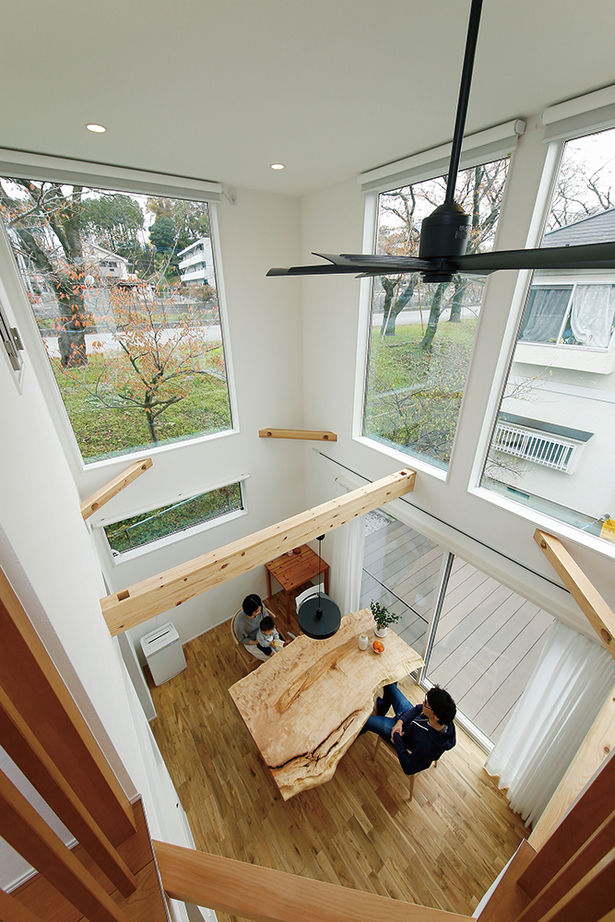 八幡 【東京ゼロエミ水準3/33坪/間取り図/ナチュラル/太陽光発電】吹き抜けにウッドデッキ、借景活きる注文住宅の建築実例画像2