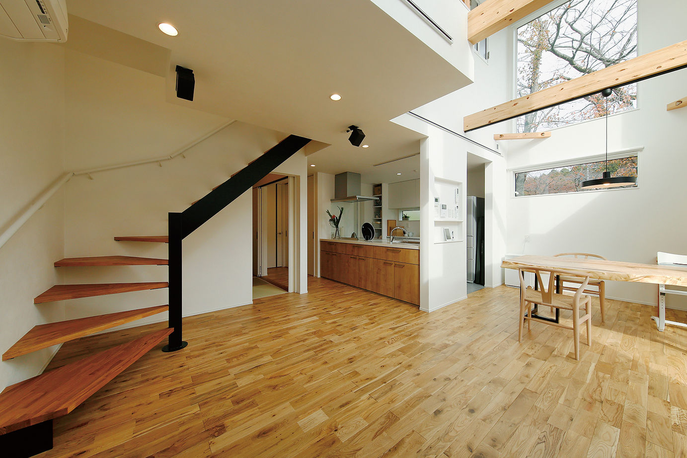 八幡 【東京ゼロエミ水準3/33坪/間取り図/ナチュラル/太陽光発電】吹き抜けにウッドデッキ、借景活きる注文住宅の建築実例画像3