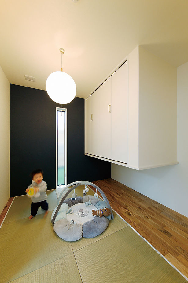 八幡 【東京ゼロエミ水準3/33坪/間取り図/ナチュラル/太陽光発電】吹き抜けにウッドデッキ、借景活きる注文住宅の建築実例画像4