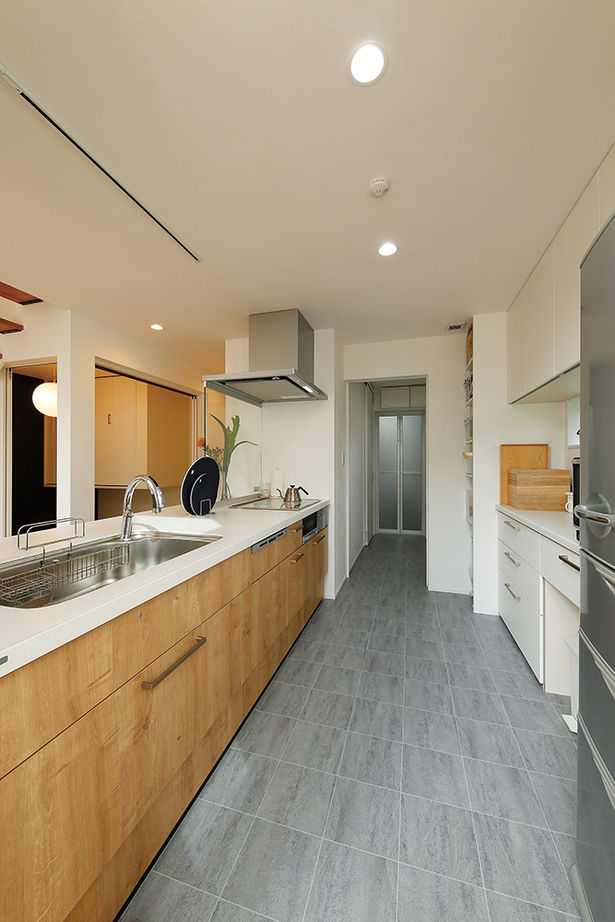 八幡 【東京ゼロエミ水準3/33坪/間取り図/ナチュラル/太陽光発電】吹き抜けにウッドデッキ、借景活きる注文住宅の建築実例画像5