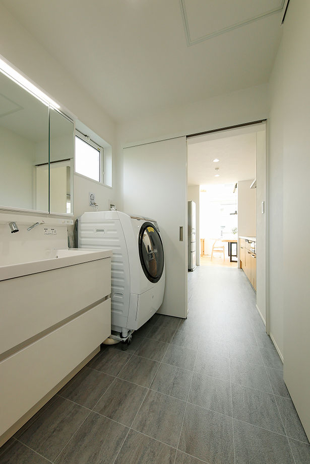 八幡 【東京ゼロエミ水準3/33坪/間取り図/ナチュラル/太陽光発電】吹き抜けにウッドデッキ、借景活きる注文住宅の建築実例画像6