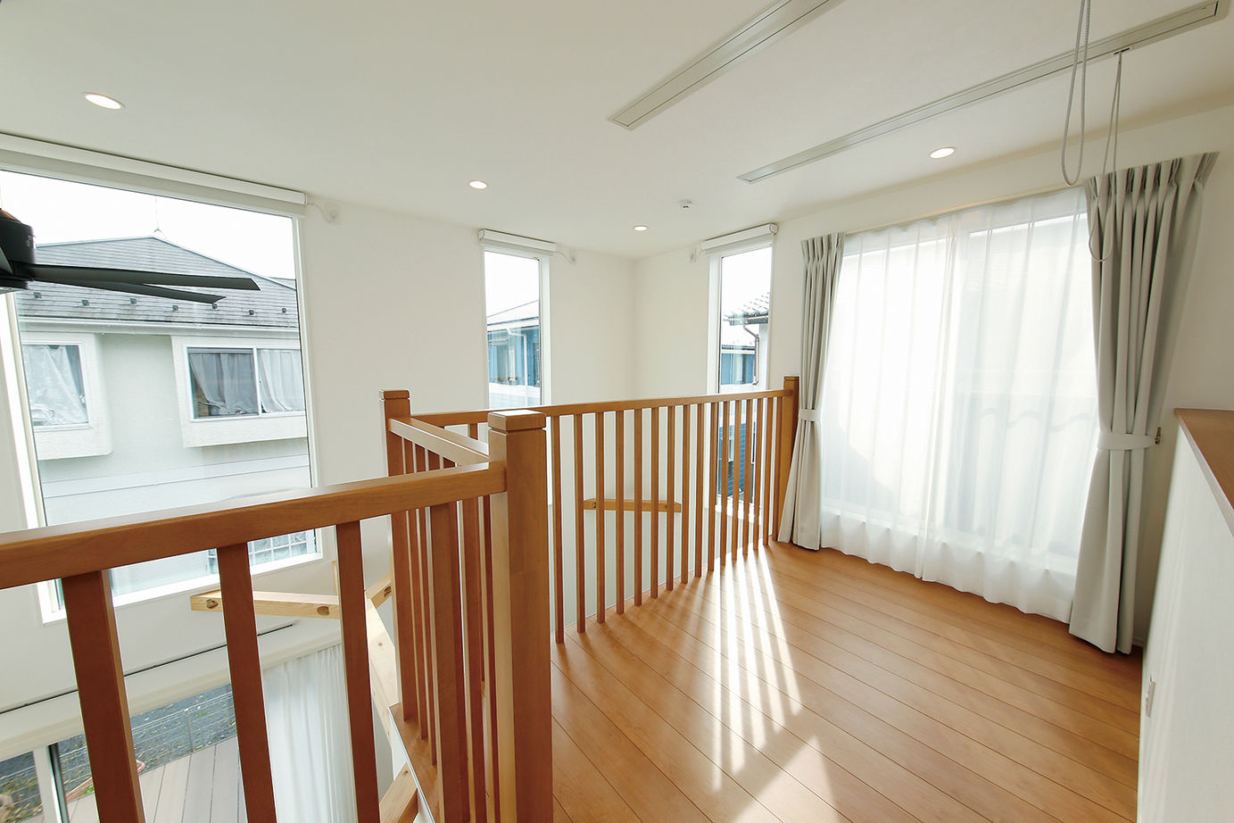 八幡 【東京ゼロエミ水準3/33坪/間取り図/ナチュラル/太陽光発電】吹き抜けにウッドデッキ、借景活きる注文住宅の建築実例画像7