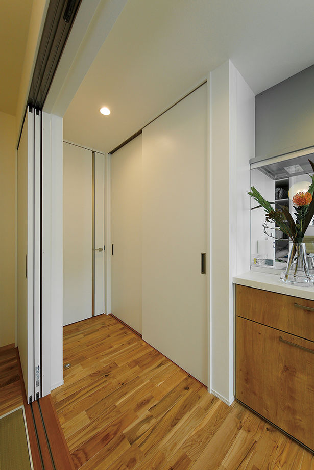 八幡 【東京ゼロエミ水準3/33坪/間取り図/ナチュラル/太陽光発電】吹き抜けにウッドデッキ、借景活きる注文住宅の建築実例画像12