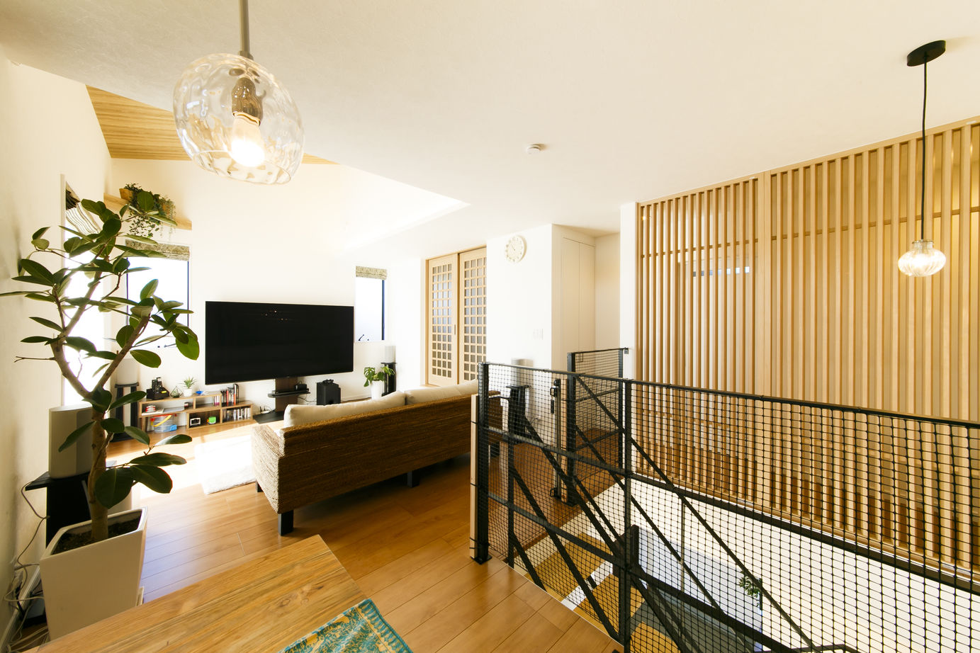 八幡 【ZEH仕様住宅/3664万円/40坪/間取り図/太陽光発電/2階LDK】階段を中心に家事効率もいいゆとりある空間の家の建築実例画像2