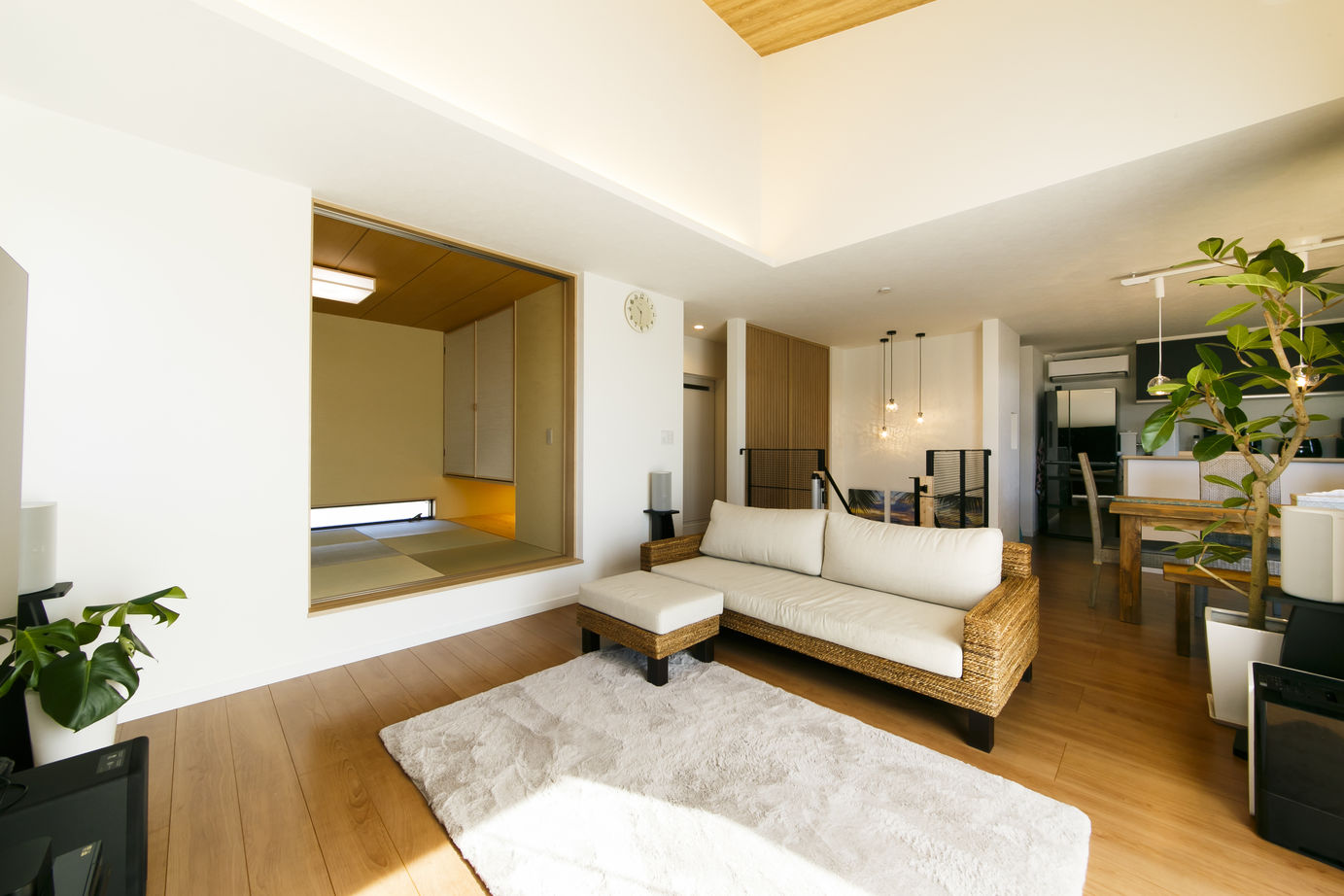 八幡 【ZEH仕様住宅/3664万円/40坪/間取り図/太陽光発電/2階LDK】階段を中心に家事効率もいいゆとりある空間の家の建築実例画像3