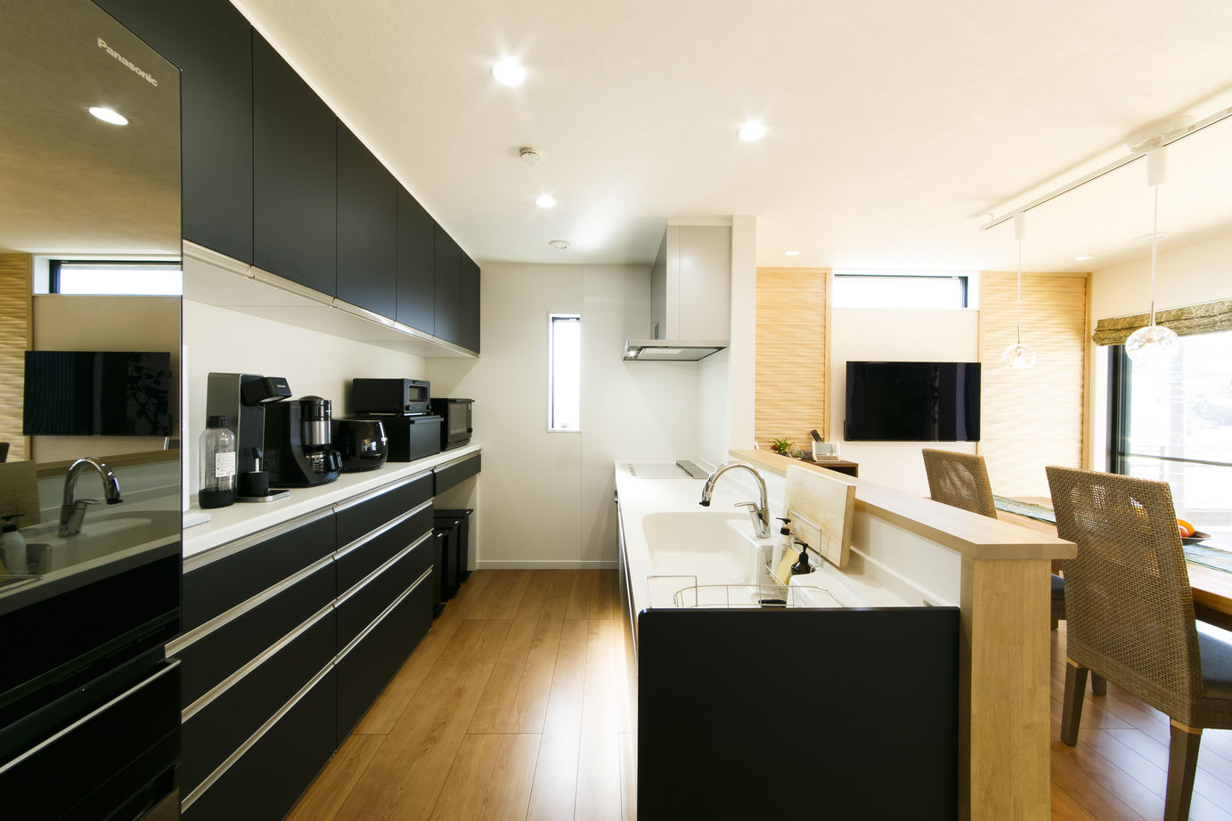 八幡 【ZEH仕様住宅/3664万円/40坪/間取り図/太陽光発電/2階LDK】階段を中心に家事効率もいいゆとりある空間の家の建築実例画像9