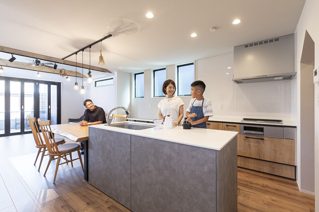 八幡 【2階リビング／家事動線／間取図】全開口でつながる広々バルコニー、太陽光発電搭載でZEH水準以上の住まいの建築実例画像3