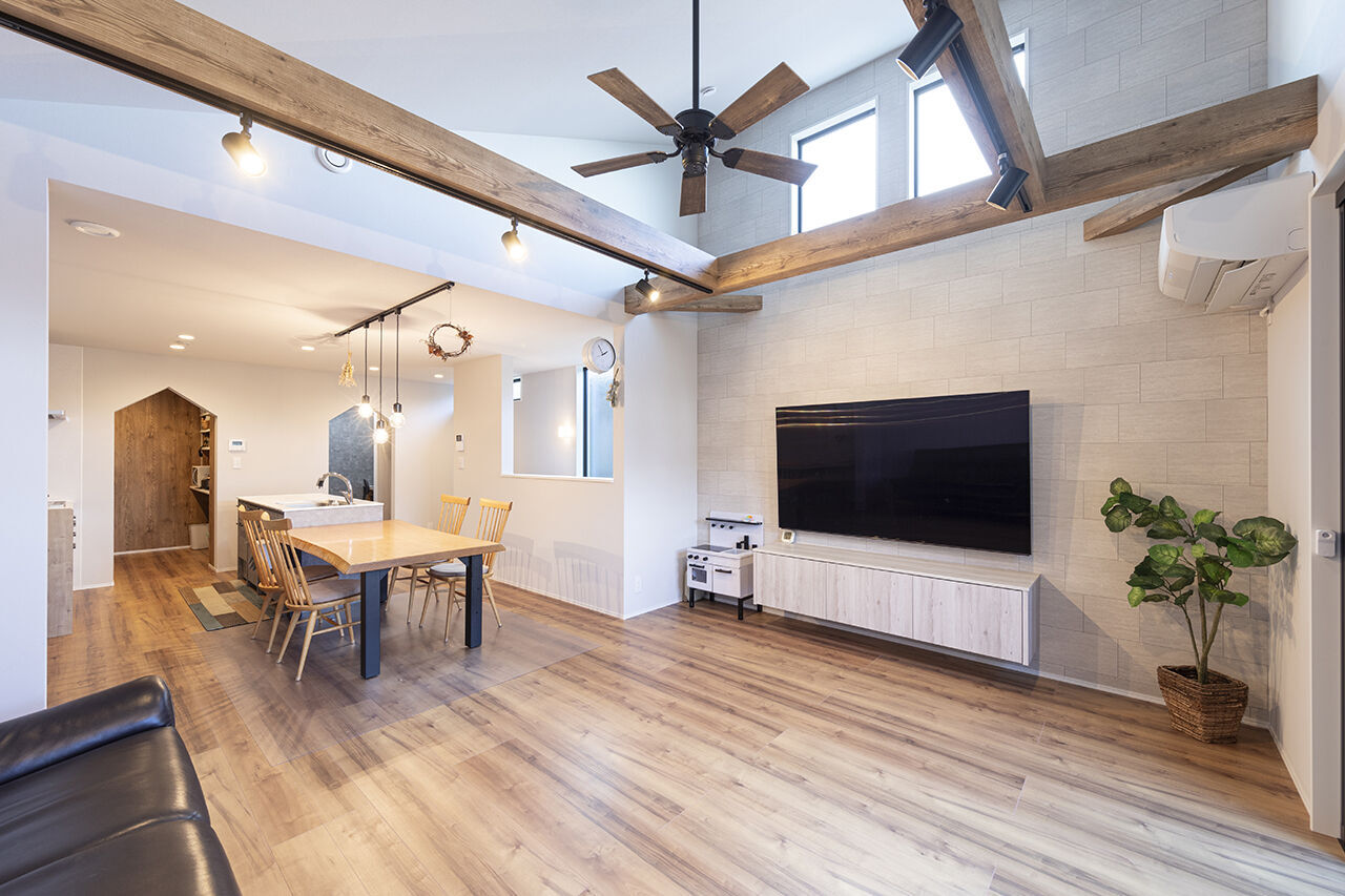 八幡 【2階リビング／家事動線／間取図】全開口でつながる広々バルコニー、太陽光発電搭載でZEH水準以上の住まいの建築実例画像4