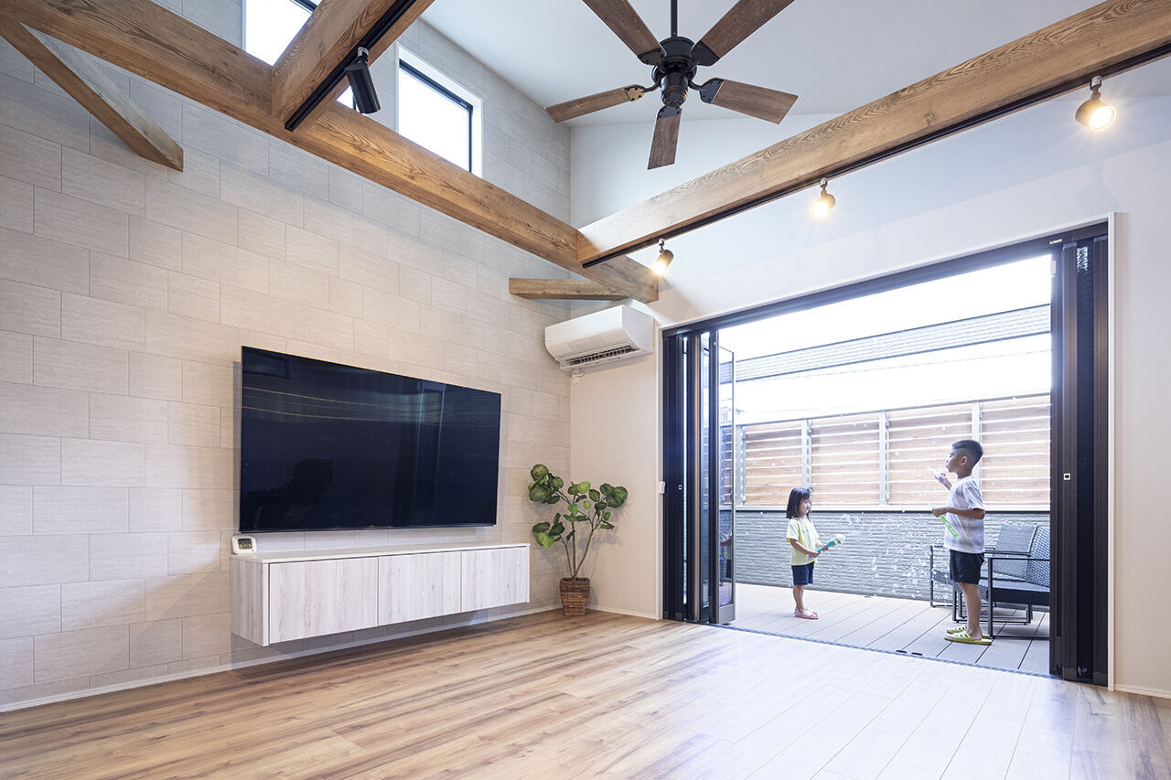 八幡 【2階リビング／家事動線／間取図】全開口でつながる広々バルコニー、太陽光発電搭載でZEH水準以上の住まいの建築実例画像5