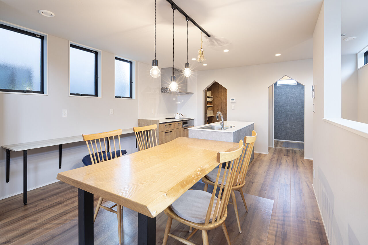 八幡 【2階リビング／家事動線／間取図】全開口でつながる広々バルコニー、太陽光発電搭載でZEH水準以上の住まいの建築実例画像6