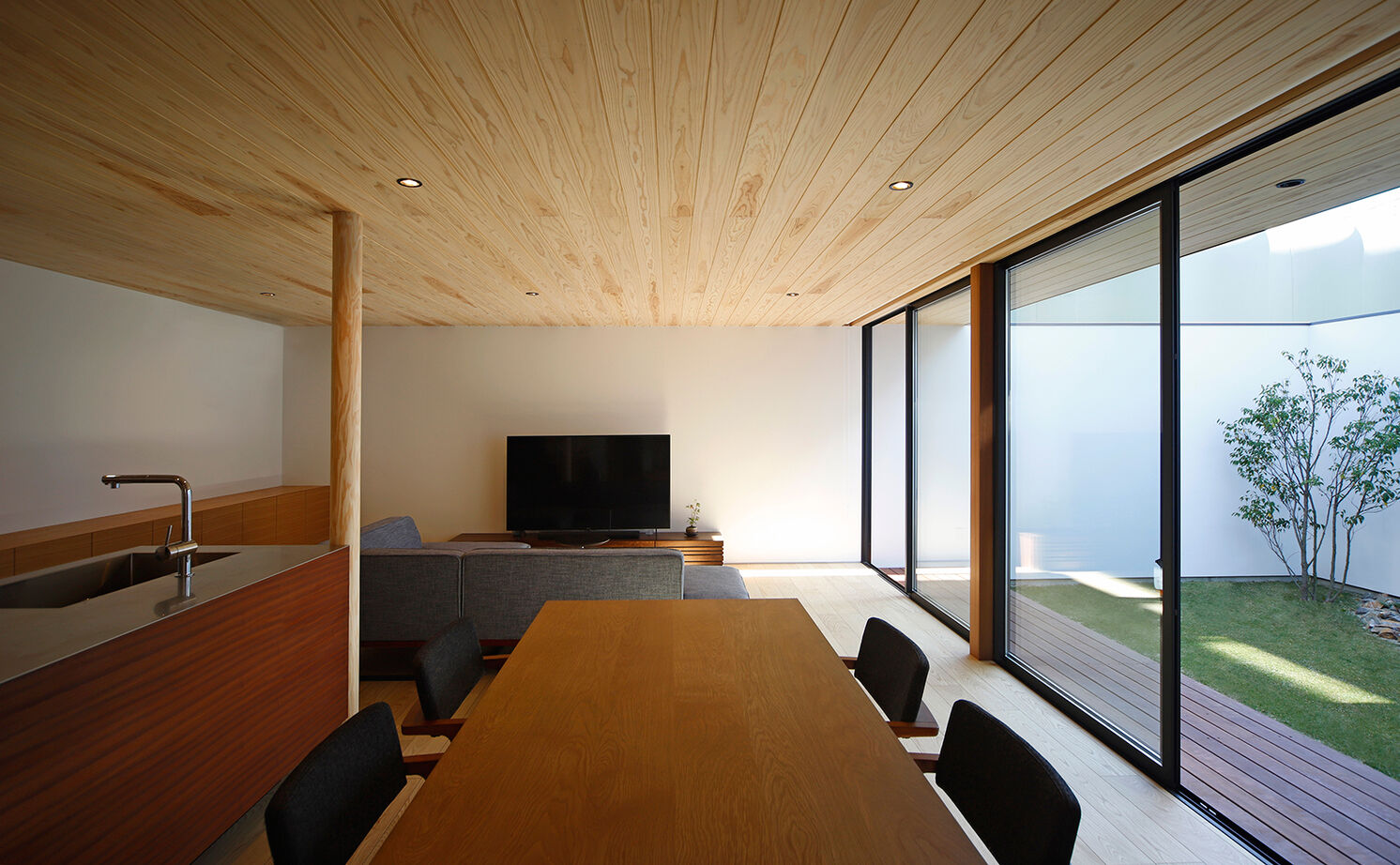 kisetsu 【3000万円台/理想の間取り】住宅地でもこの開放感。コートハウスが叶えた自然を感じる伸びやかな暮らしの建築実例画像2