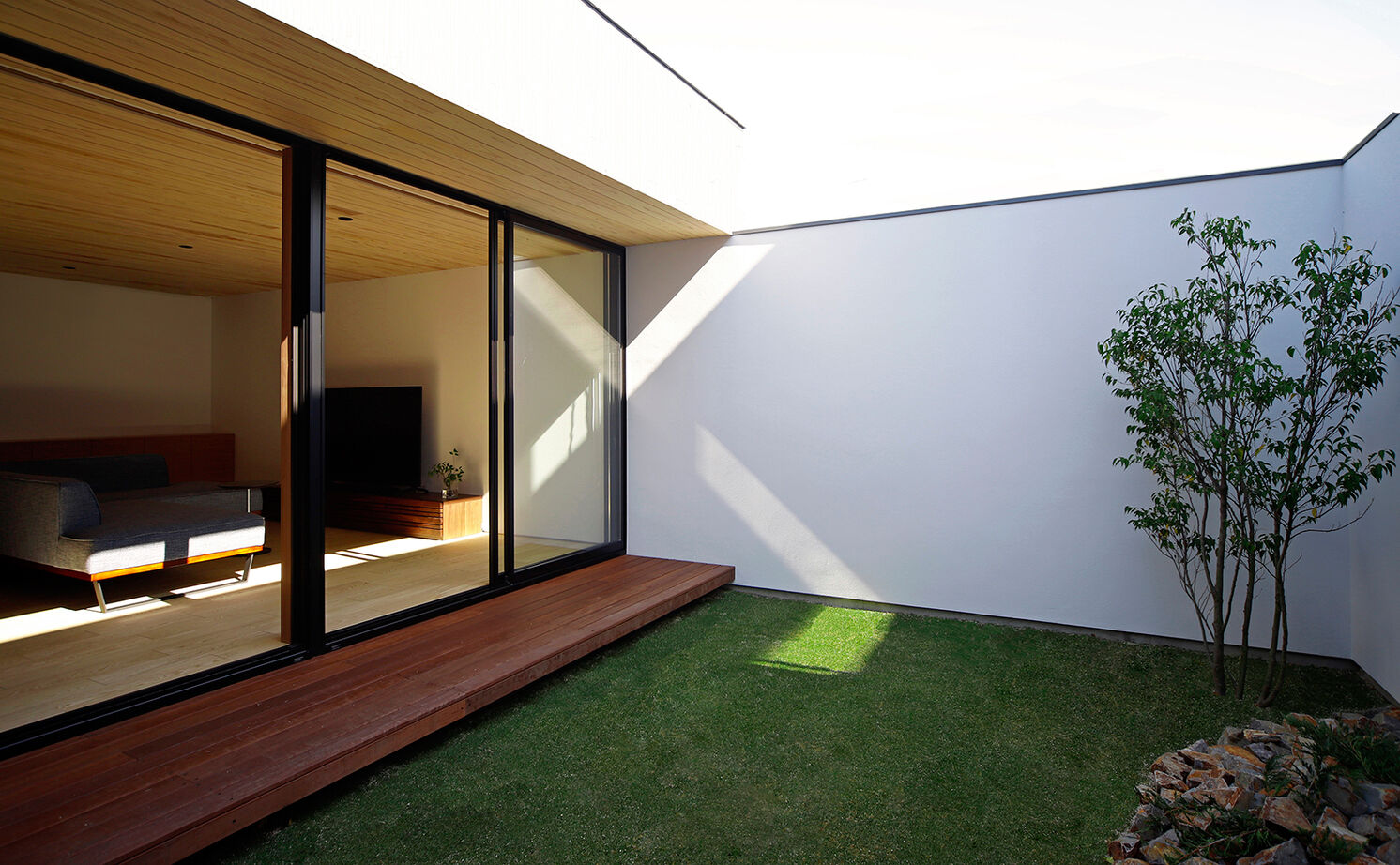 kisetsu 【3000万円台/理想の間取り】住宅地でもこの開放感。コートハウスが叶えた自然を感じる伸びやかな暮らしの建築実例画像3