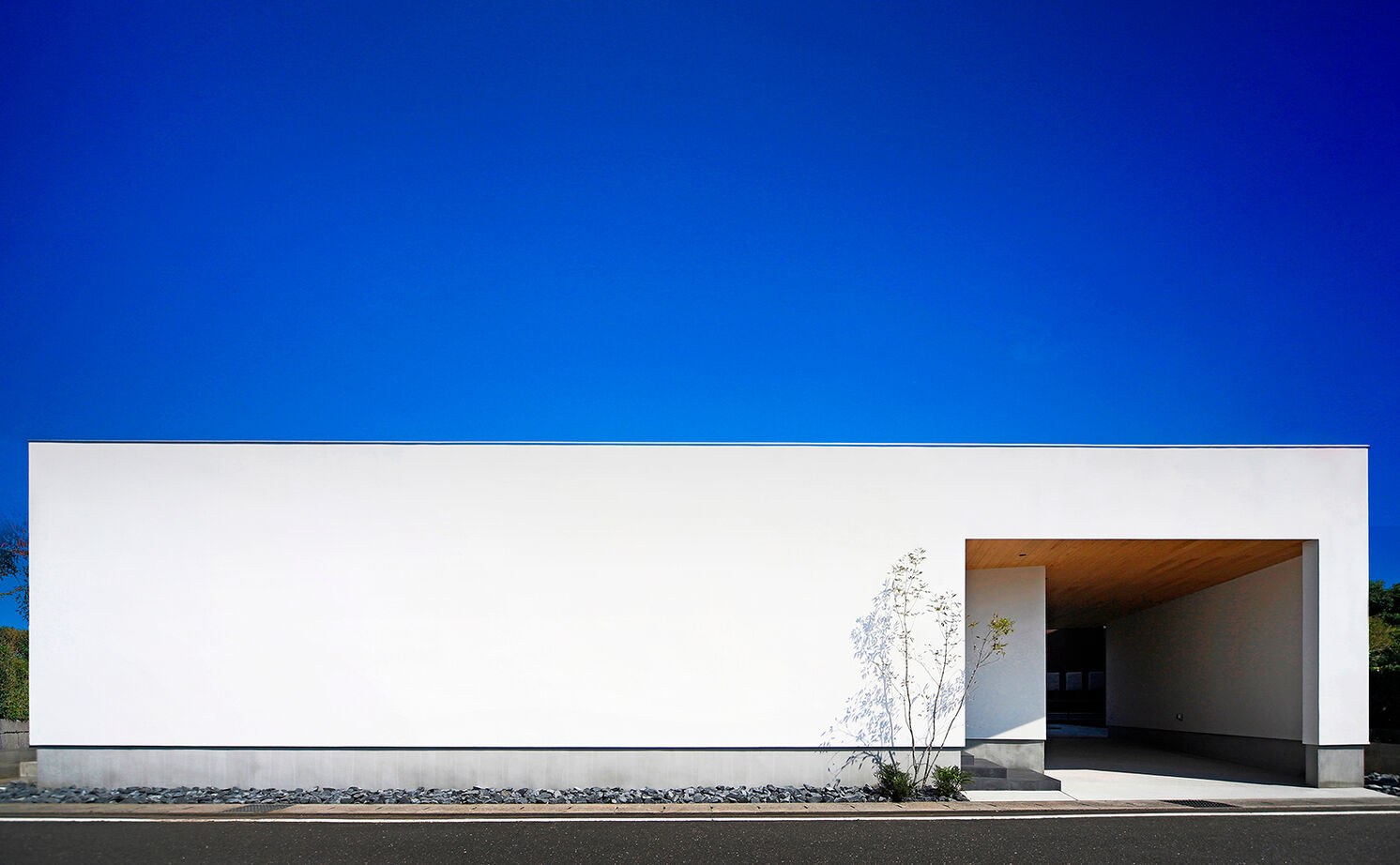 kisetsu 【平屋×ガレージハウス/間取り図】中庭が叶えてくれたカーテンレスな暮らしの平屋「開放感は格別です」の建築実例画像1