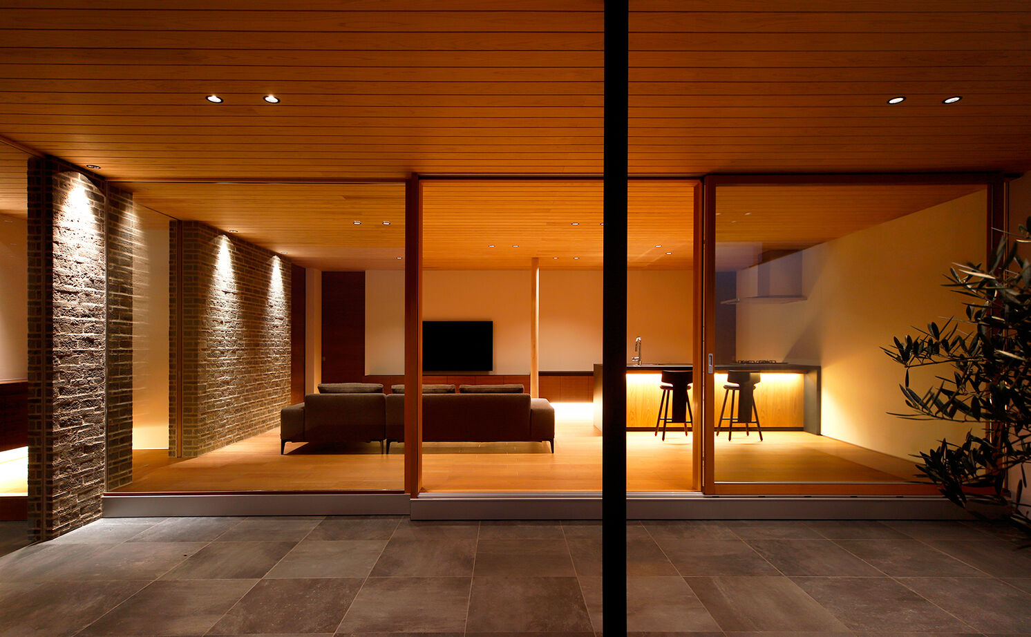 kisetsu 【平屋×ガレージハウス/間取り図】中庭が叶えてくれたカーテンレスな暮らしの平屋「開放感は格別です」の建築実例画像2