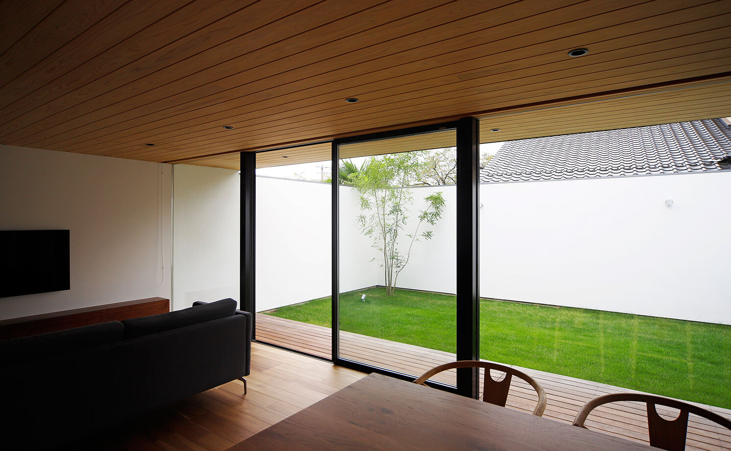 kisetsu 【平屋/中庭/30坪台/間取り図】ファミリークロゼットが住まいの中心の平屋。回遊動線が便利なコートハウスの建築実例画像2