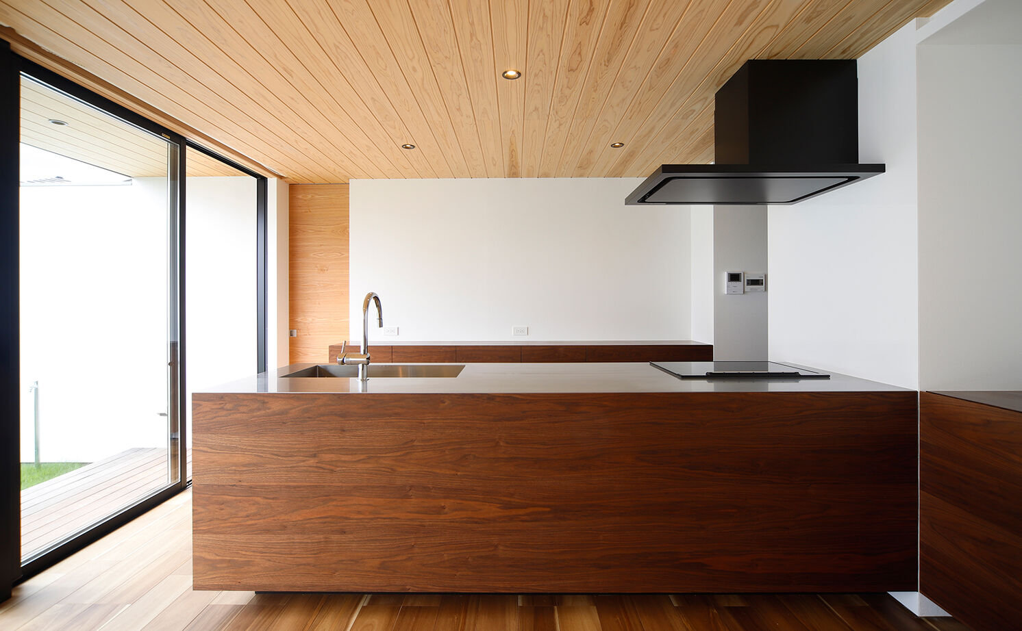 kisetsu 【平屋/中庭/30坪台/間取り図】ファミリークロゼットが住まいの中心の平屋。回遊動線が便利なコートハウスの建築実例画像4