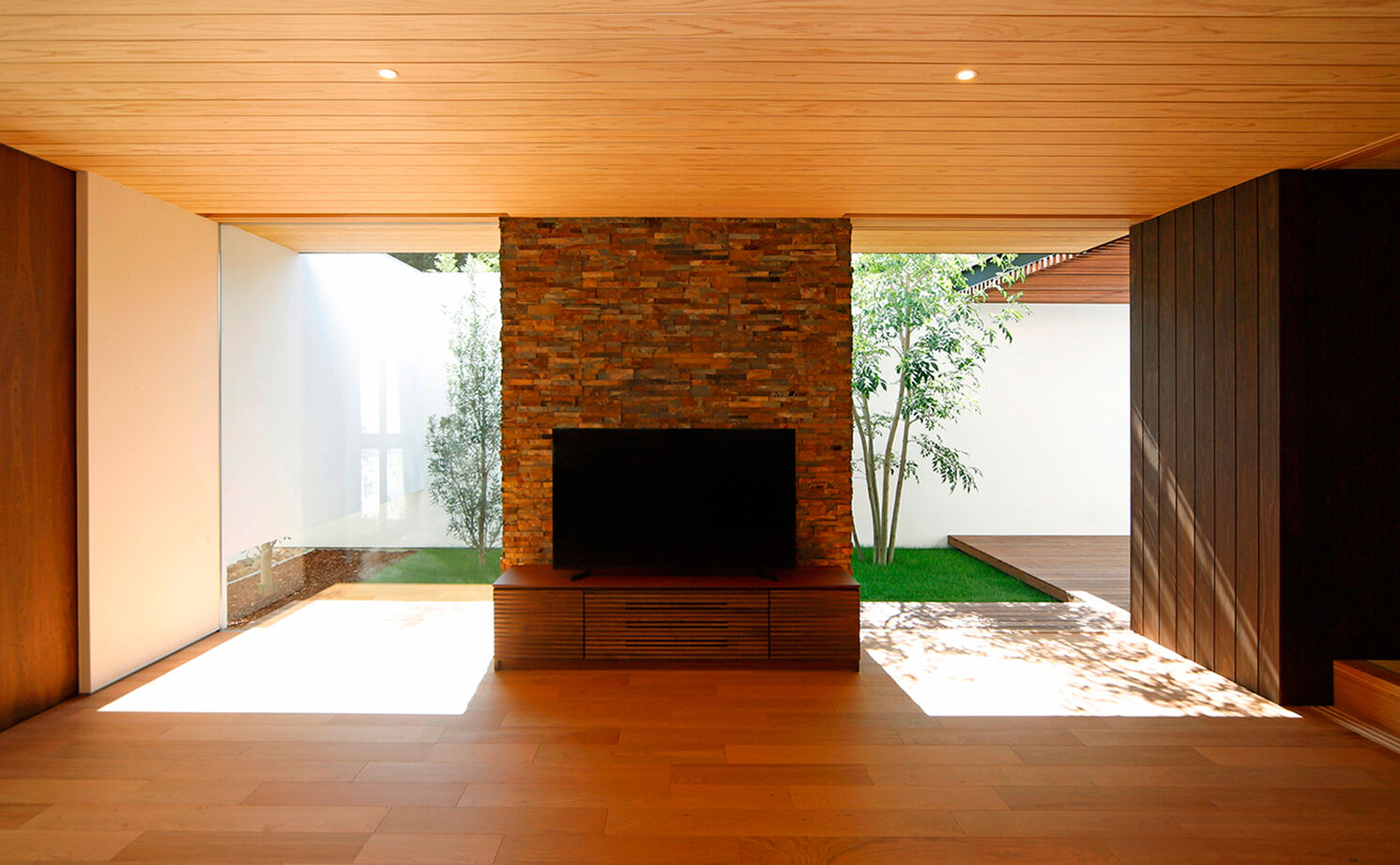 kisetsu 【平屋/中庭/3000万円台】塀をくぐると広がる開放感の平屋。「移り変わる光、美しい景色は見飽きません」の建築実例画像2