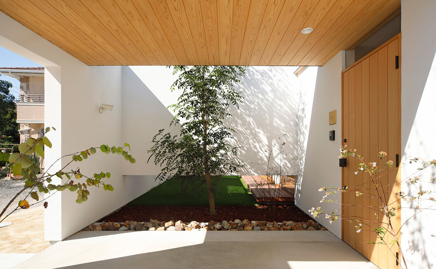 kisetsu 【平屋/中庭/3000万円台】塀をくぐると広がる開放感の平屋。「移り変わる光、美しい景色は見飽きません」の建築実例画像3