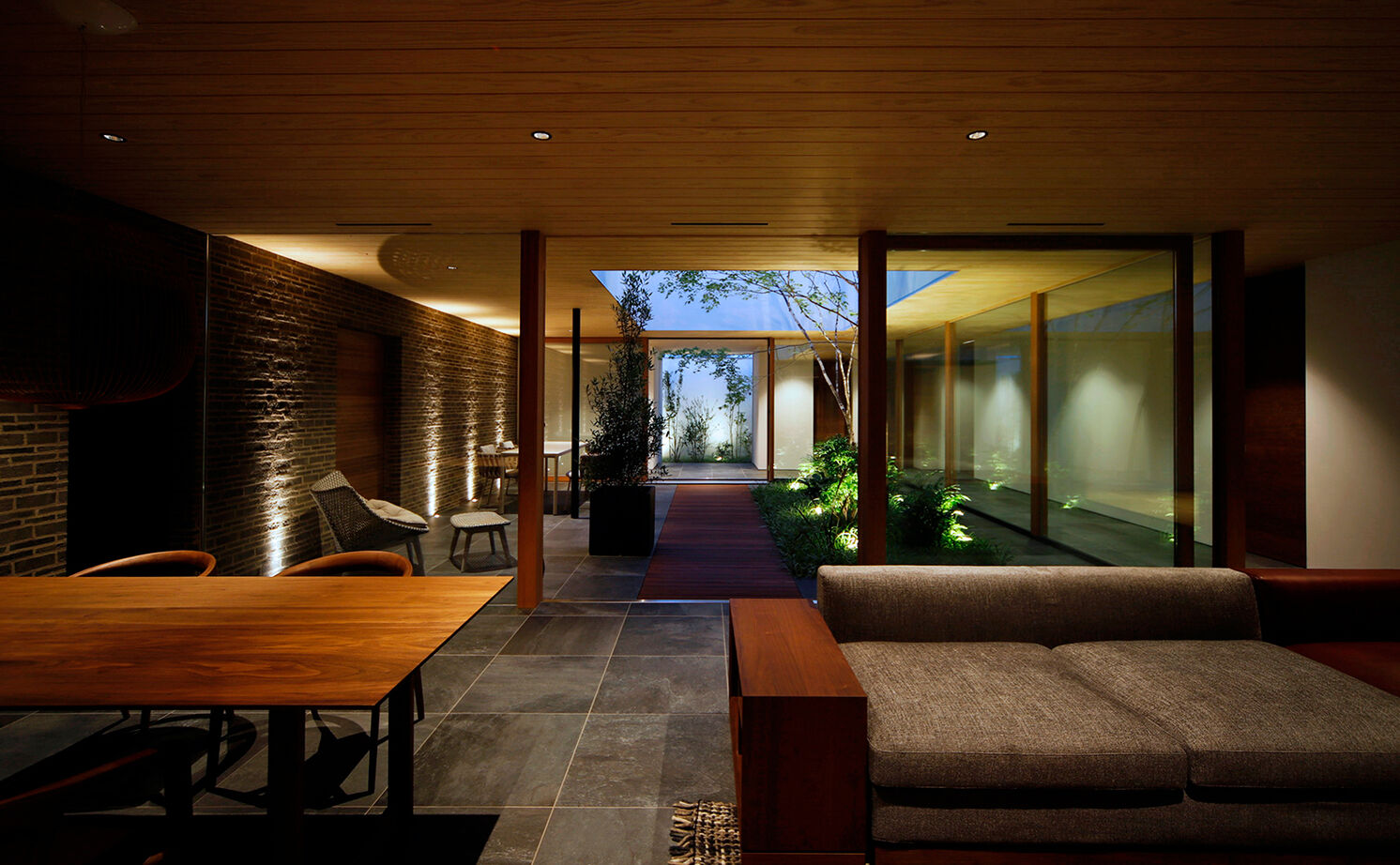 kisetsu 【平屋/中庭/理想の間取り】森の中にいるかのような心地よさが日常に。ラグジュアリーなコートハウスの平屋の建築実例画像2