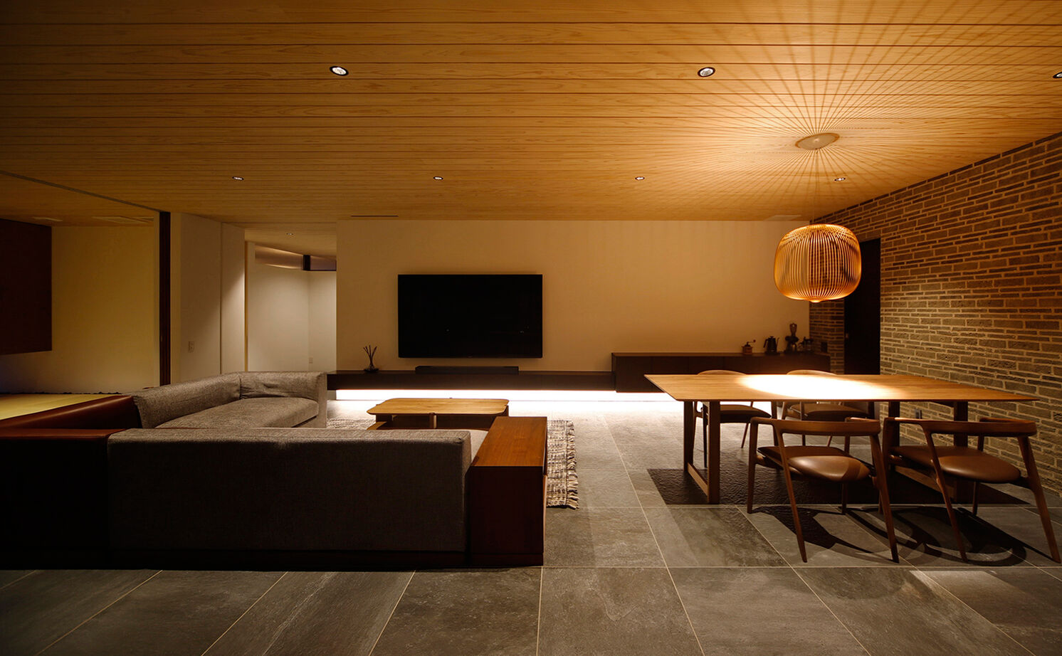 kisetsu 【平屋/中庭/理想の間取り】森の中にいるかのような心地よさが日常に。ラグジュアリーなコートハウスの平屋の建築実例画像3