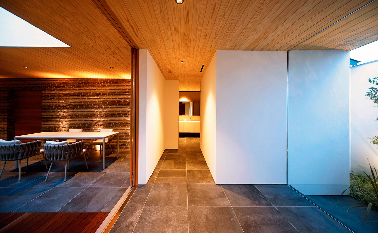 kisetsu 【平屋/中庭/理想の間取り】森の中にいるかのような心地よさが日常に。ラグジュアリーなコートハウスの平屋の建築実例画像4