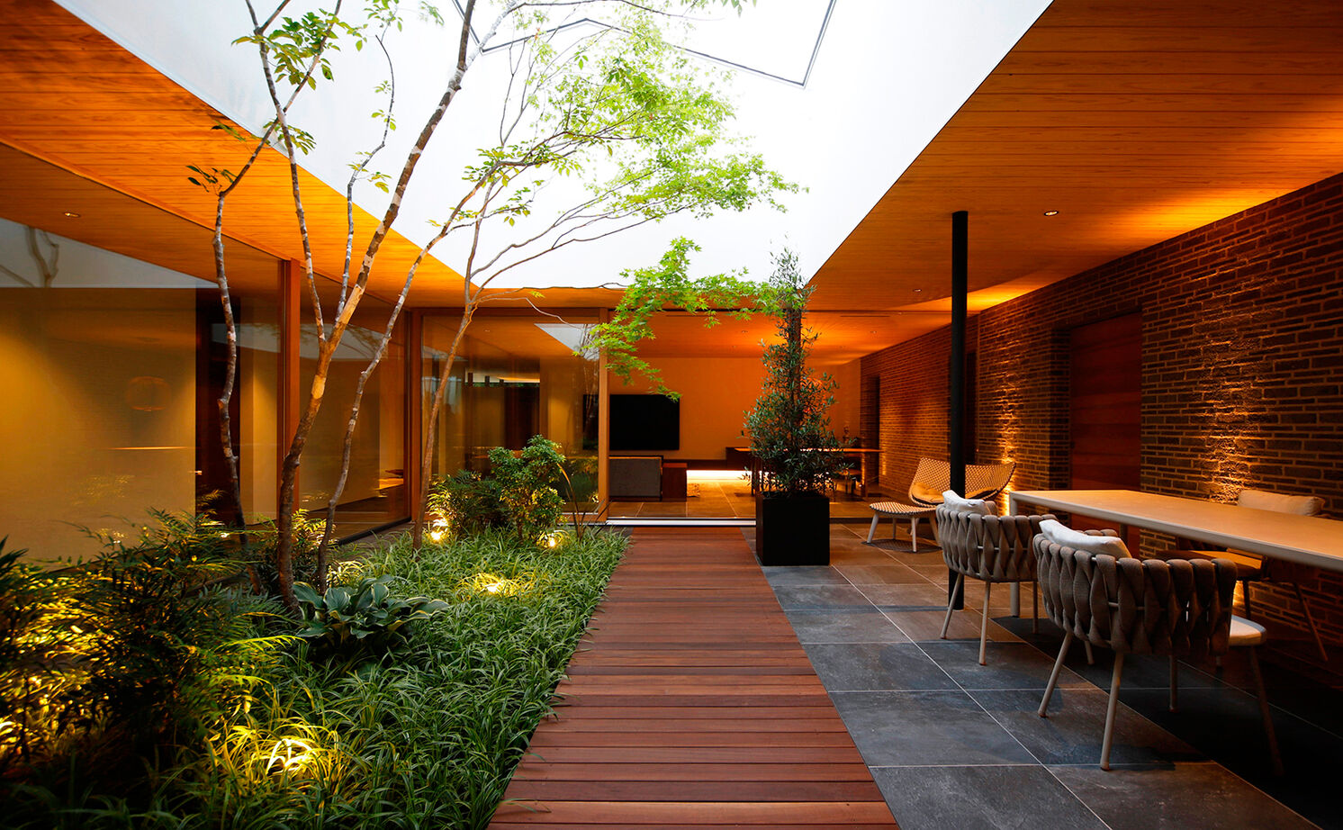 kisetsu 【平屋/中庭/理想の間取り】森の中にいるかのような心地よさが日常に。ラグジュアリーなコートハウスの平屋の建築実例画像13