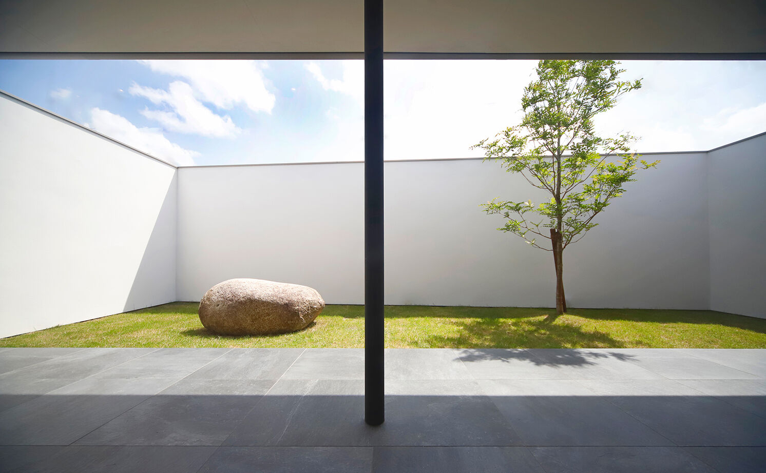 kisetsu 【平屋/中庭】まるで美術館のような佇まいの平屋。中庭を囲むコートハウスで叶えたカーテンレスな暮らしの建築実例画像2