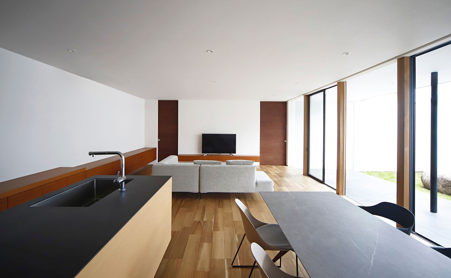 kisetsu 【平屋/中庭】まるで美術館のような佇まいの平屋。中庭を囲むコートハウスで叶えたカーテンレスな暮らしの建築実例画像3