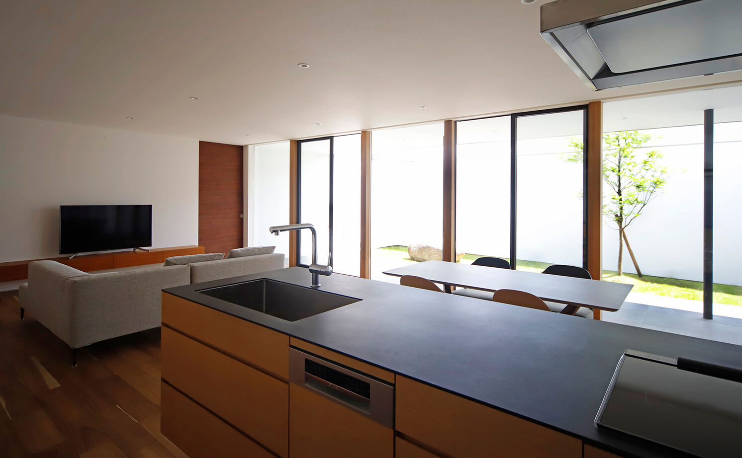 kisetsu 【平屋/中庭】まるで美術館のような佇まいの平屋。中庭を囲むコートハウスで叶えたカーテンレスな暮らしの建築実例画像5