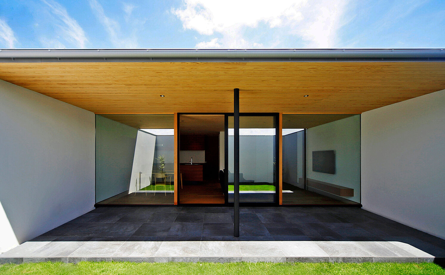 kisetsu 【平屋/中庭/モダン/間取り図】クローズドな中庭でキャンプ＆BBQ。庭との一体感が爽快な寄棟の和モダン平屋の建築実例画像2