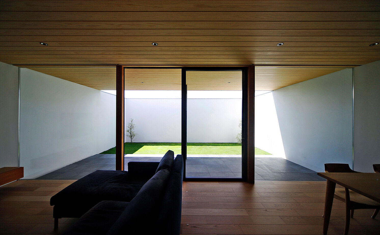 kisetsu 【平屋/中庭/モダン/間取り図】クローズドな中庭でキャンプ＆BBQ。庭との一体感が爽快な寄棟の和モダン平屋の建築実例画像3