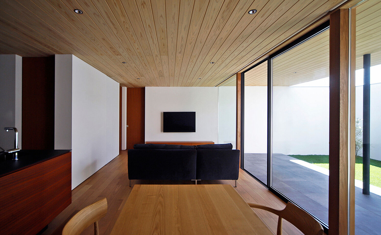 kisetsu 【平屋/中庭/モダン/間取り図】クローズドな中庭でキャンプ＆BBQ。庭との一体感が爽快な寄棟の和モダン平屋の建築実例画像4