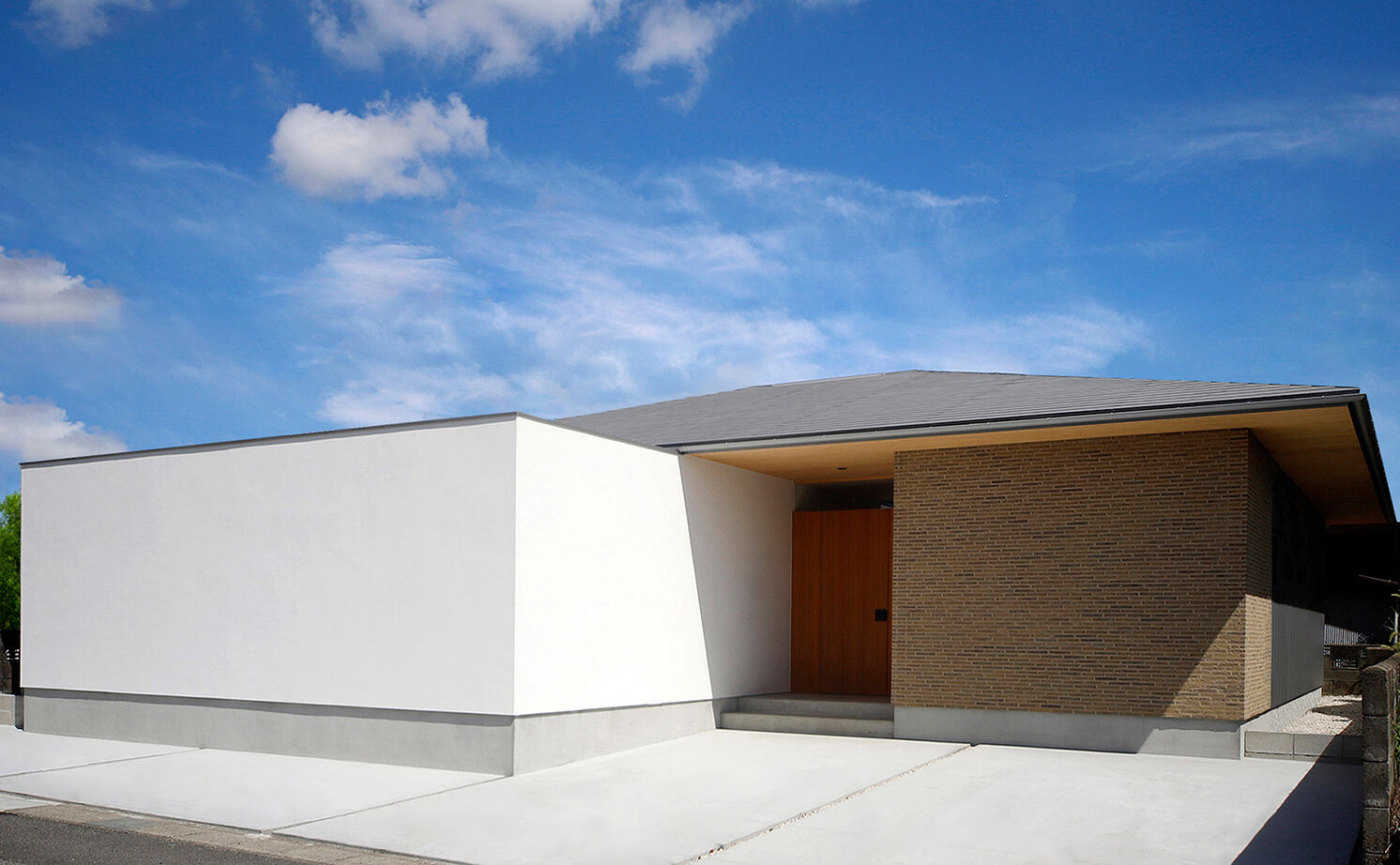 kisetsu 【平屋/中庭/モダン/間取り図】クローズドな中庭でキャンプ＆BBQ。庭との一体感が爽快な寄棟の和モダン平屋の建築実例画像5