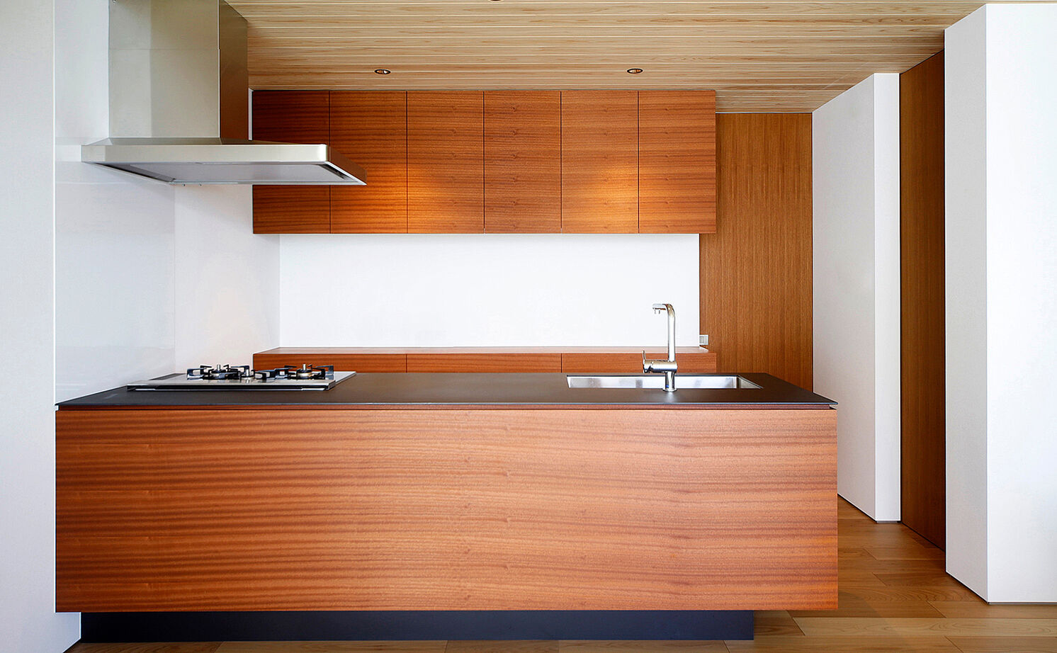 kisetsu 【平屋/中庭/モダン/間取り図】クローズドな中庭でキャンプ＆BBQ。庭との一体感が爽快な寄棟の和モダン平屋の建築実例画像6