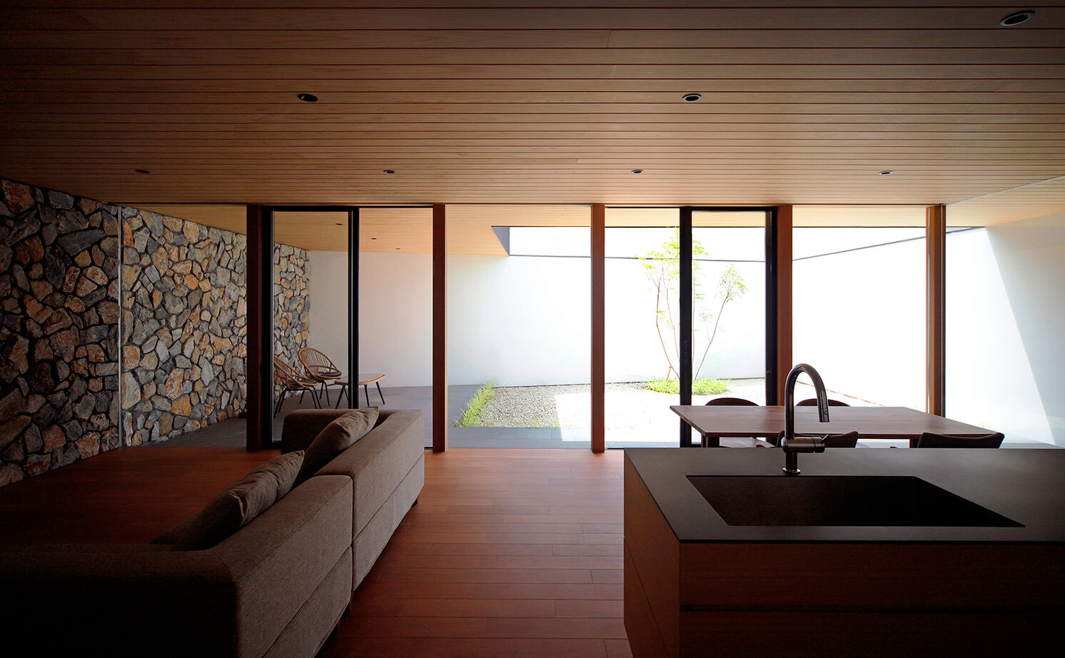 kisetsu 【愛知県】天然石の壁が貫く迫力のリビング。閉ざされた中庭がもたらす開放感と静けさの建築実例画像1