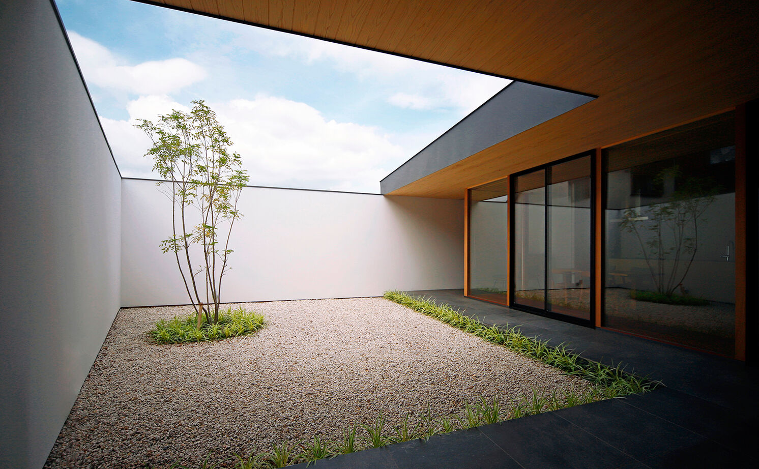 kisetsu 【愛知県】天然石の壁が貫く迫力のリビング。閉ざされた中庭がもたらす開放感と静けさの建築実例画像2