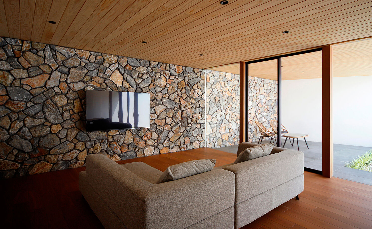kisetsu 【愛知県】天然石の壁が貫く迫力のリビング。閉ざされた中庭がもたらす開放感と静けさの建築実例画像3