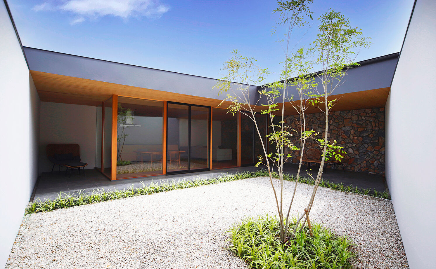 kisetsu 【愛知県】天然石の壁が貫く迫力のリビング。閉ざされた中庭がもたらす開放感と静けさの建築実例画像4