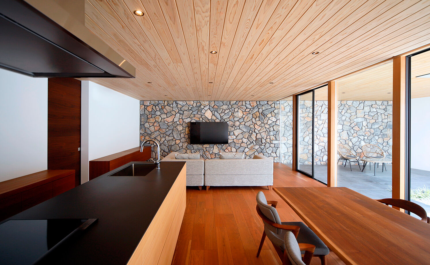 kisetsu 【愛知県】天然石の壁が貫く迫力のリビング。閉ざされた中庭がもたらす開放感と静けさの建築実例画像5