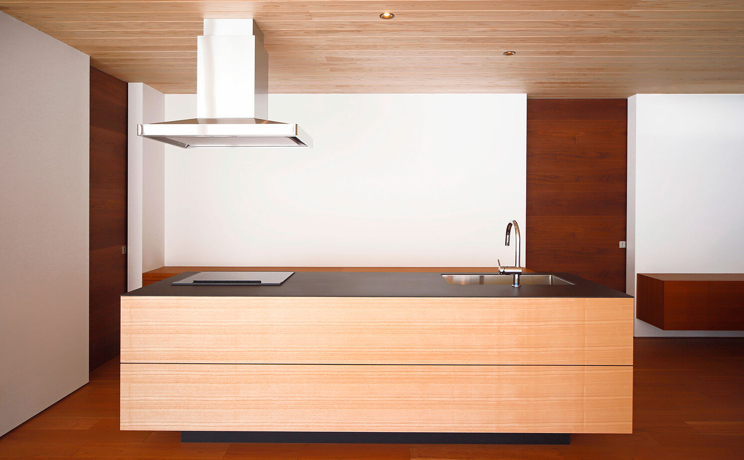 kisetsu 【愛知県】天然石の壁が貫く迫力のリビング。閉ざされた中庭がもたらす開放感と静けさの建築実例画像6