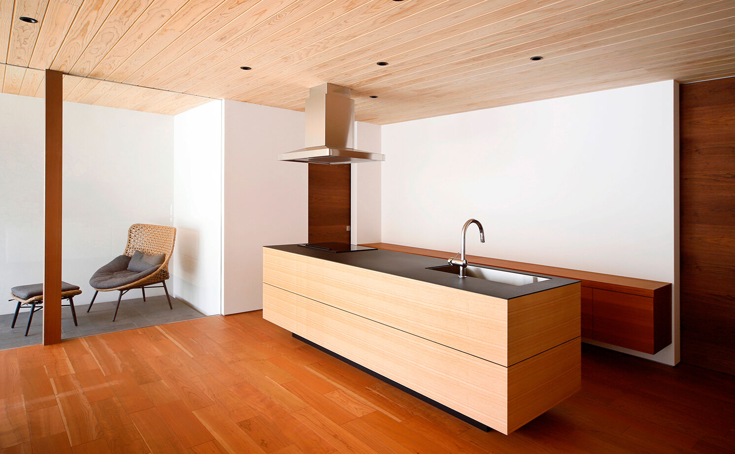 kisetsu 【愛知県】天然石の壁が貫く迫力のリビング。閉ざされた中庭がもたらす開放感と静けさの建築実例画像7