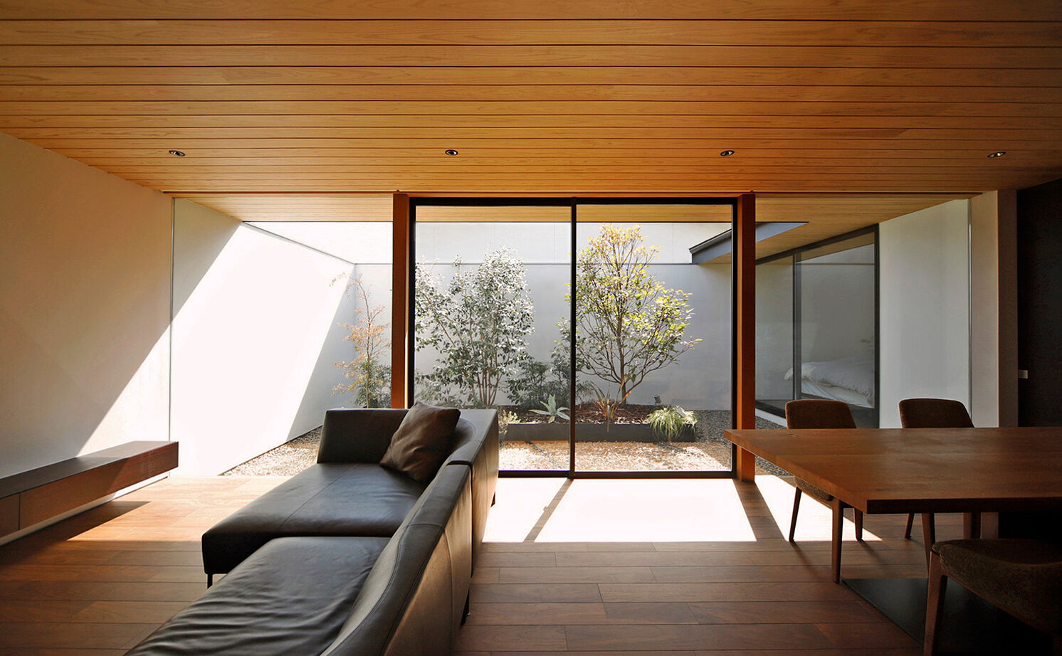 kisetsu 【岐阜県｜平屋×ガレージ】求めたのは「ありきたりではない家」。緑を眺められるLDK、水回りも美しい邸宅の建築実例画像2